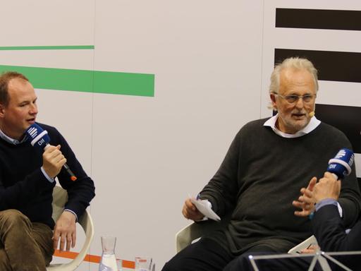 Die Verleger Karsten Kredel und Helge Malchow mit Hubert Winkels auf der Buchmesse