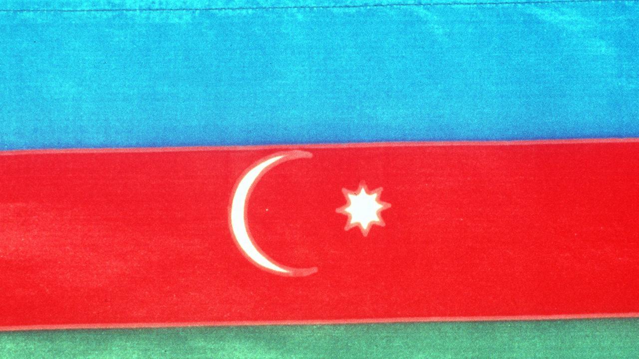 Die Flagge von Aserbaidschan.