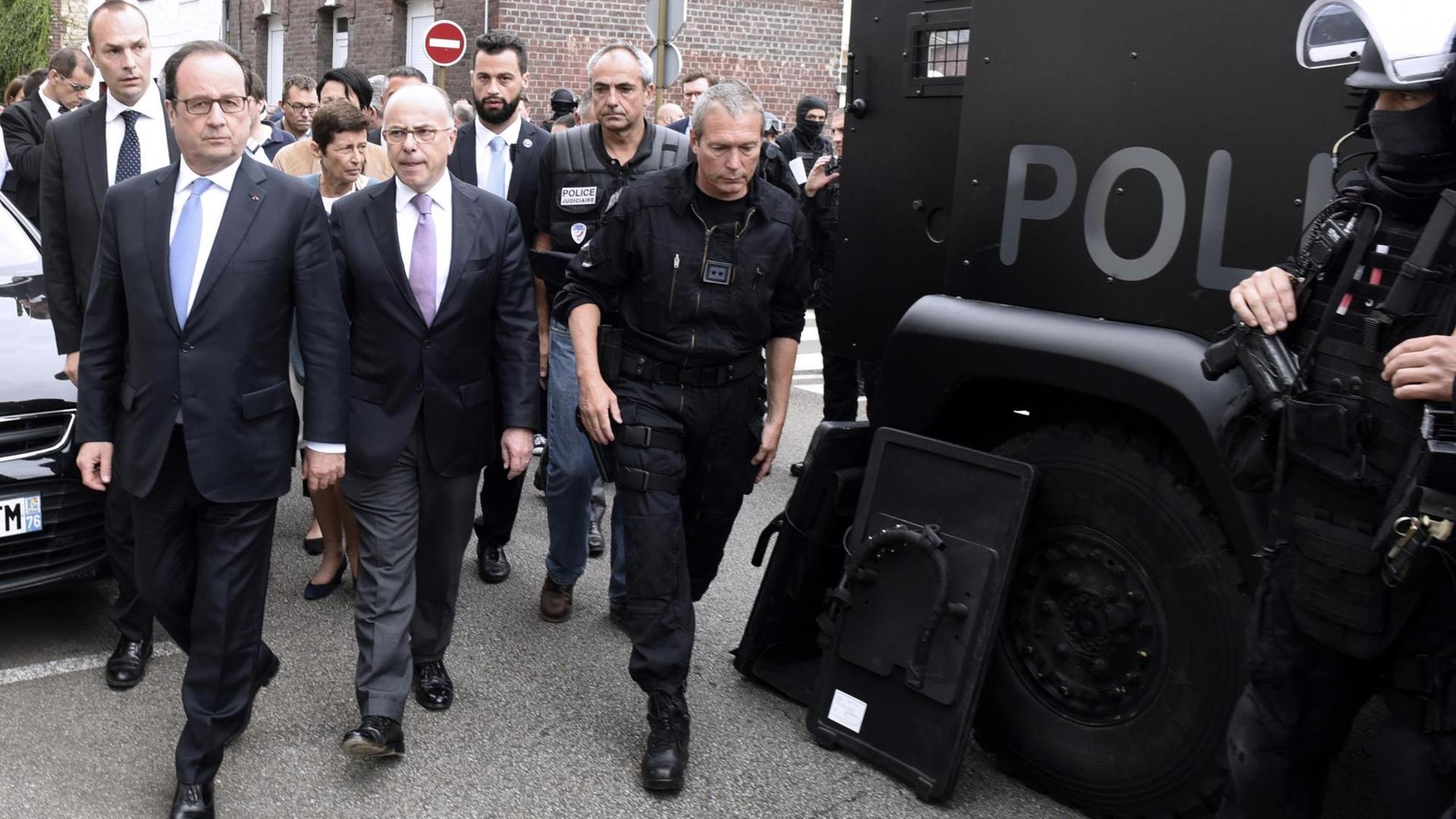 Sie sehen Staatspräsident François Hollande und Innenminister Bernard Cazeneuve in Saint-Etienne-du-Rouvray Sie sehen Staatspräsident François Hollande und Innenminister Bernard Cazeneuve in Saint-Etienne-du-Rouvray
