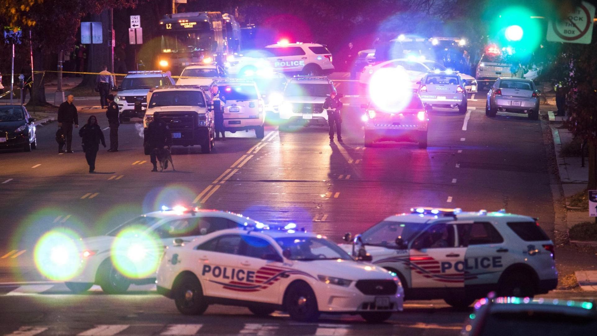Sie sehen Polizeiwagen an der Connecticut Avenue in Washington. Die Straße ist gesperrt, weil dort aufgrund einer "fake news" über Hillary Clinton ein Mann in einem Restaurant mindestens einen Schuss abgab. Sie sehen Polizeiwagen an der Connecticut Avenue in Washington. Die Straße ist gesperrt, weil dort aufgrund einer "fake news" über Hillary Clinton ein Mann in einem Restaurant mindestens einen Schuss abgab.