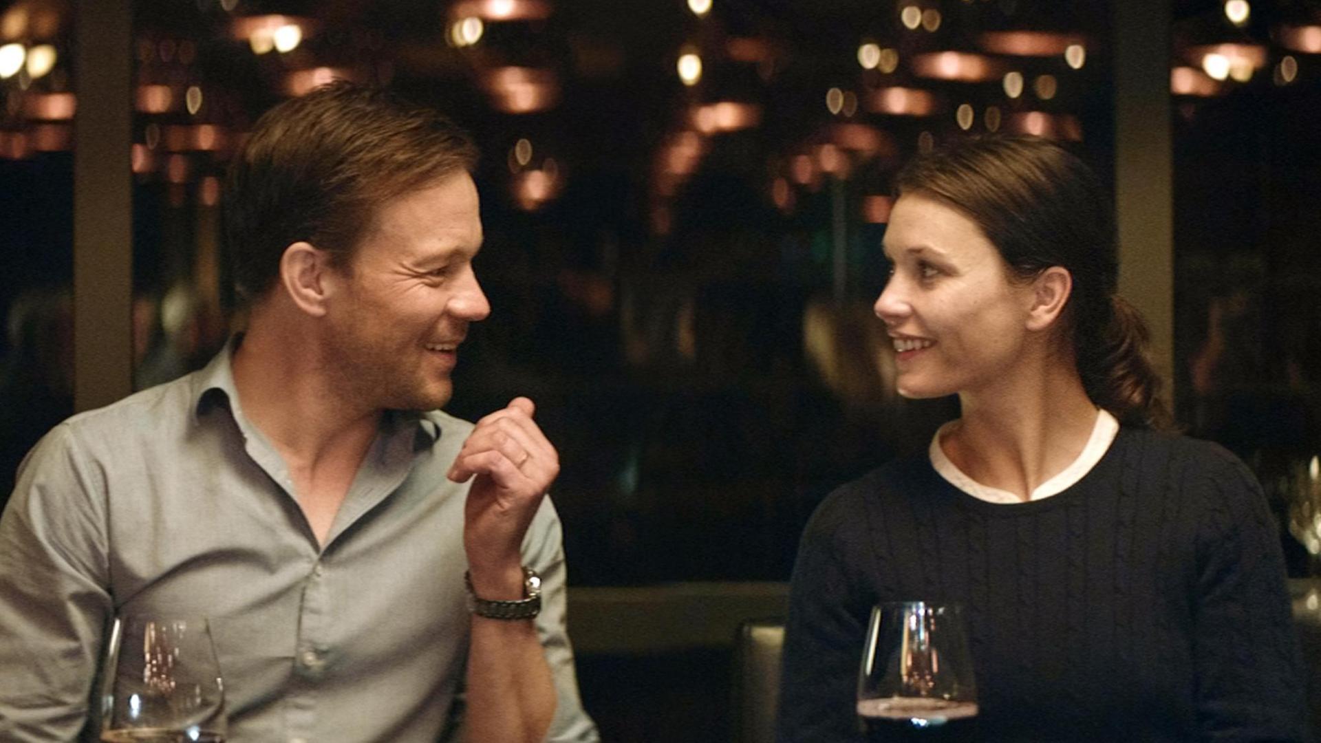 Tomas (Johannes Bah Kuhnke, l) und Ebba (Lisa Loven Kongsli) in einer Szene des Films "Höhere Gewalt" (undatierte Filmszene). Der Film kommt am 20.11.2014 in die deutschen Kinos. Foto: AlamodeFilm Tomas (Johannes Bah Kuhnke, l) und Ebba (Lisa Loven Kongsli) in einer Szene des Films "Höhere Gewalt" (undatierte Filmszene). Der Film kommt am 20.11.2014 in die deutschen Kinos. Foto: AlamodeFilm