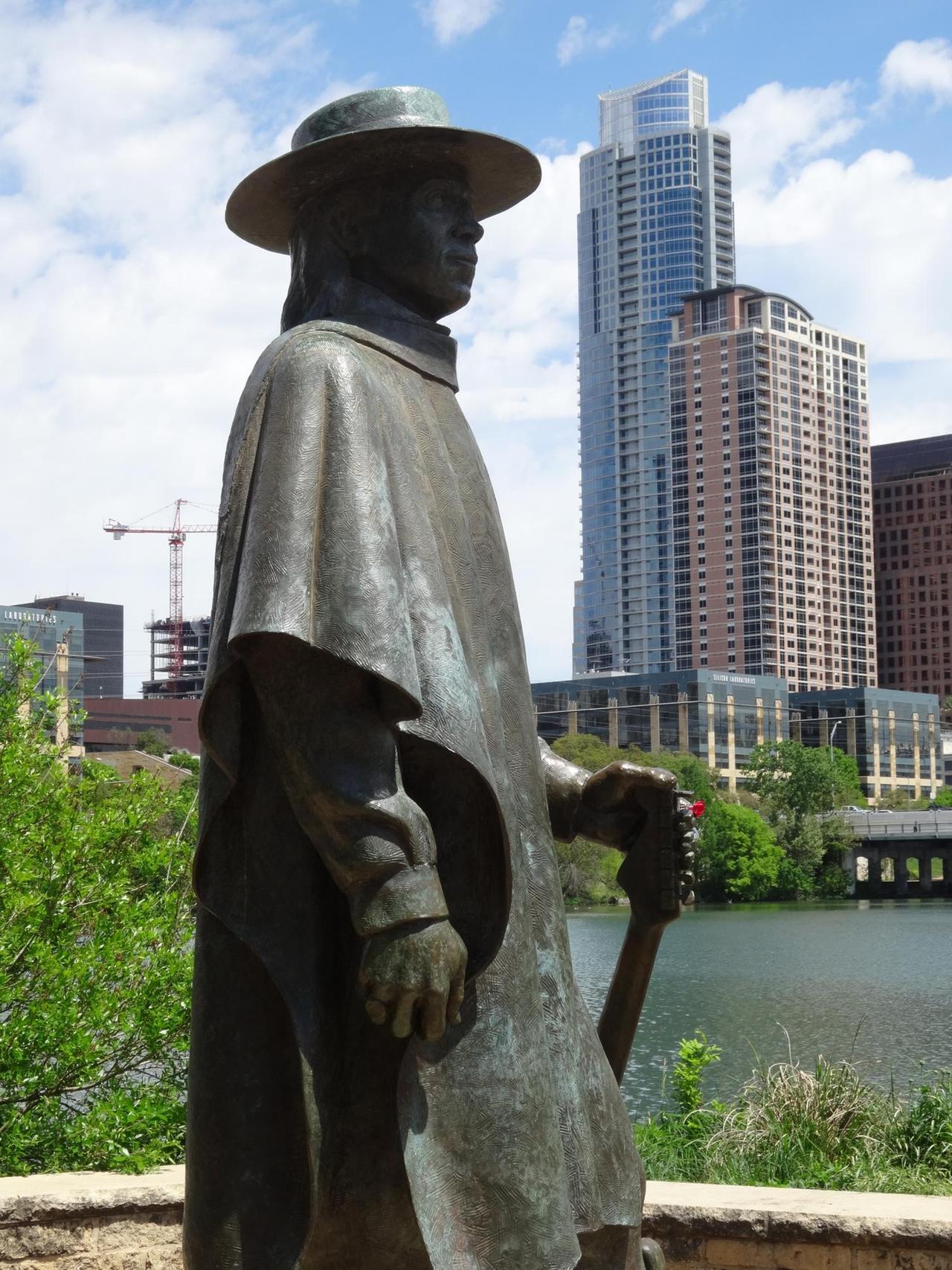 Austin hat seinem prominentesten Sohn Stevie Ray Vaughan in Bronze ein Denkmal gesetzt Austin hat seinem prominentesten Sohn Stevie Ray Vaughan in Bronze ein Denkmal gesetzt