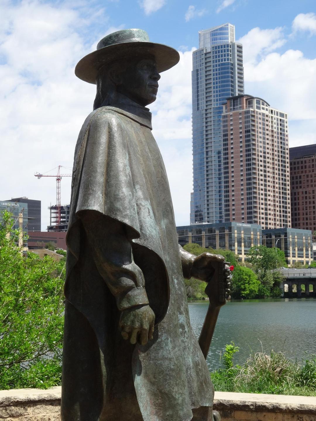 Austin hat seinem prominentesten Sohn Stevie Ray Vaughan in Bronze ein Denkmal gesetzt Austin hat seinem prominentesten Sohn Stevie Ray Vaughan in Bronze ein Denkmal gesetzt