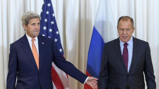 Der amerikanische Außenminister John Kerry und sein russischer Amtskollege Sergei Lavrov am 26.08.2016 anlässlich ihres Treffens in Genf wegen des Syrien-Krieges./
