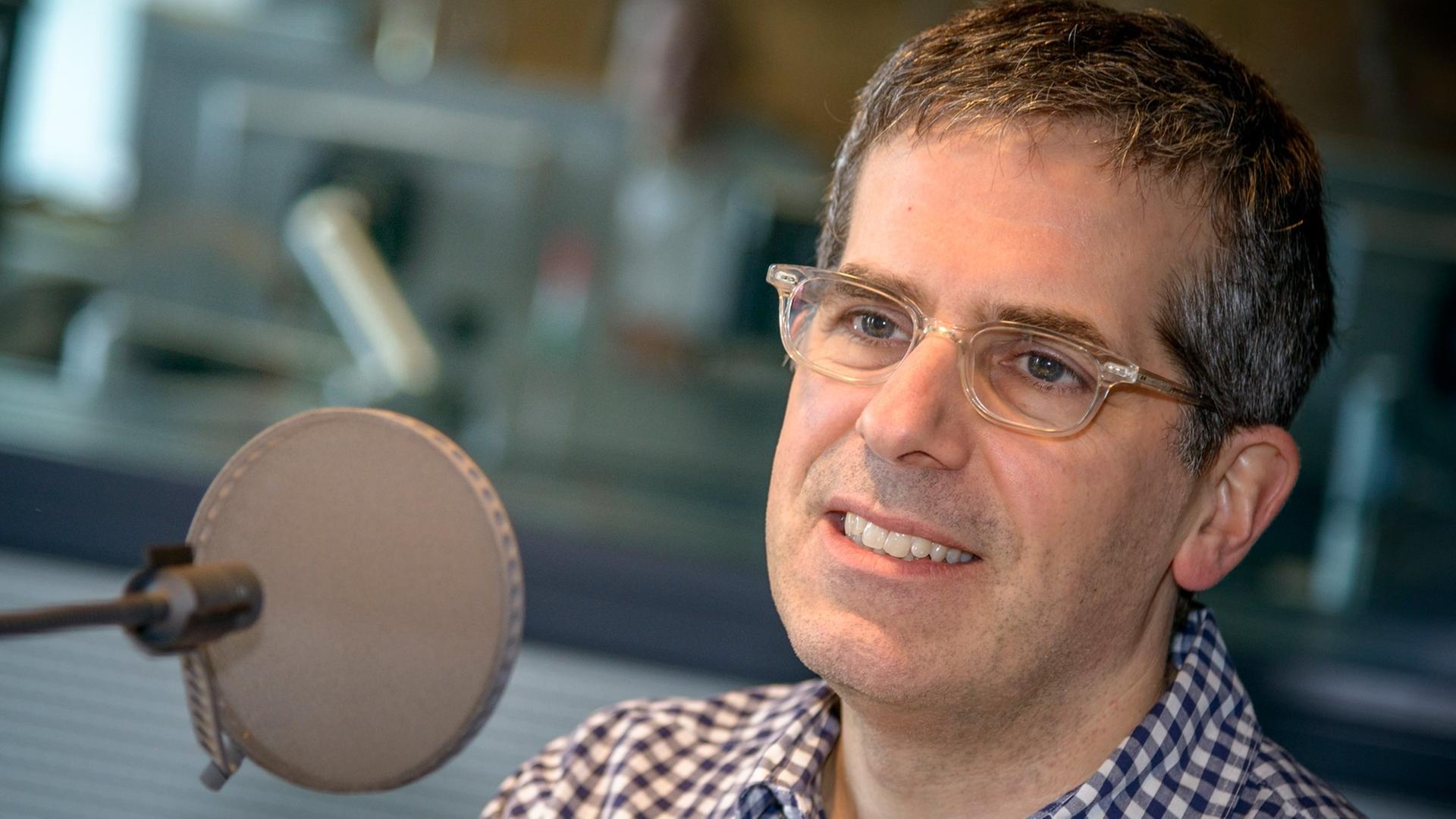 Jonathan Lethem, US-Autor des Buchs "Der Garten der Dissidenten", das von einer zerrissenen amerikanischen Familie handelt, beim Interview im Deutschlandradio Kultur am 5. März 2014. Jonathan Lethem, US-Autor des Buchs "Der Garten der Dissidenten", das von einer zerrissenen amerikanischen Familie handelt, beim Interview im Deutschlandradio Kultur am 5. März 2014.