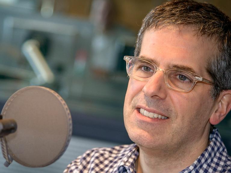 Jonathan Lethem, US-Autor des Buchs "Der Garten der Dissidenten", das von einer zerrissenen amerikanischen Familie handelt, beim Interview im Deutschlandradio Kultur am 5. März 2014.