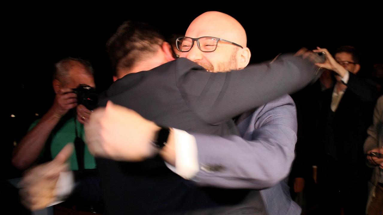 Rene Wilke, Oberbürgermeister von Frankfurt (Oder), umarmt Mariusz Olejniczak, Bürgermeister von Slubice, auf der Stadtbrücke zwischen den beiden Städten nach Öffnung der Grenze. Die beiden Politiker werden dabei fotografiert. Rene Wilke, Oberbürgermeister von Frankfurt (Oder), umarmt Mariusz Olejniczak, Bürgermeister von Slubice, auf der Stadtbrücke zwischen den beiden Städten nach Öffnung der Grenze. Die beiden Politiker werden dabei fotografiert.