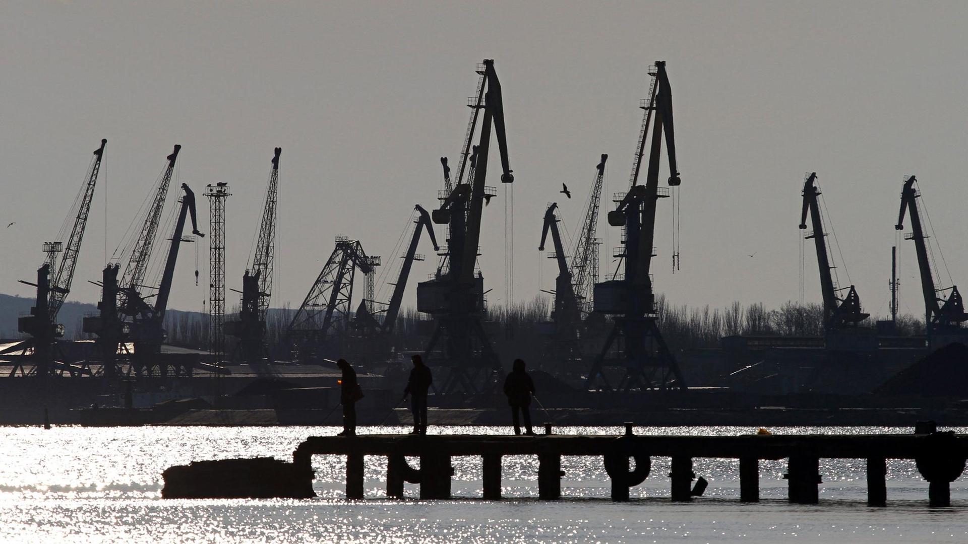 Der Seehafen von Kertsch auf der Krim