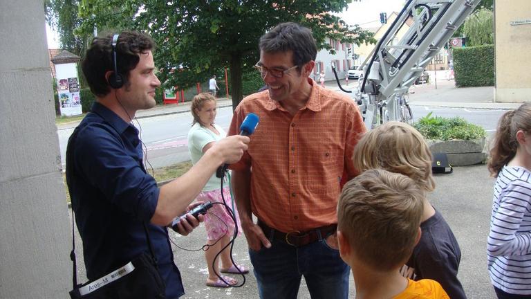 Deutschlandfunk-Reporter Lennart Pyritz interviewt Martin Wikelski, MPI für Ornithologie, Radolfzell. Deutschlandfunk-Reporter Lennart Pyritz interviewt Martin Wikelski, MPI für Ornithologie, Radolfzell.