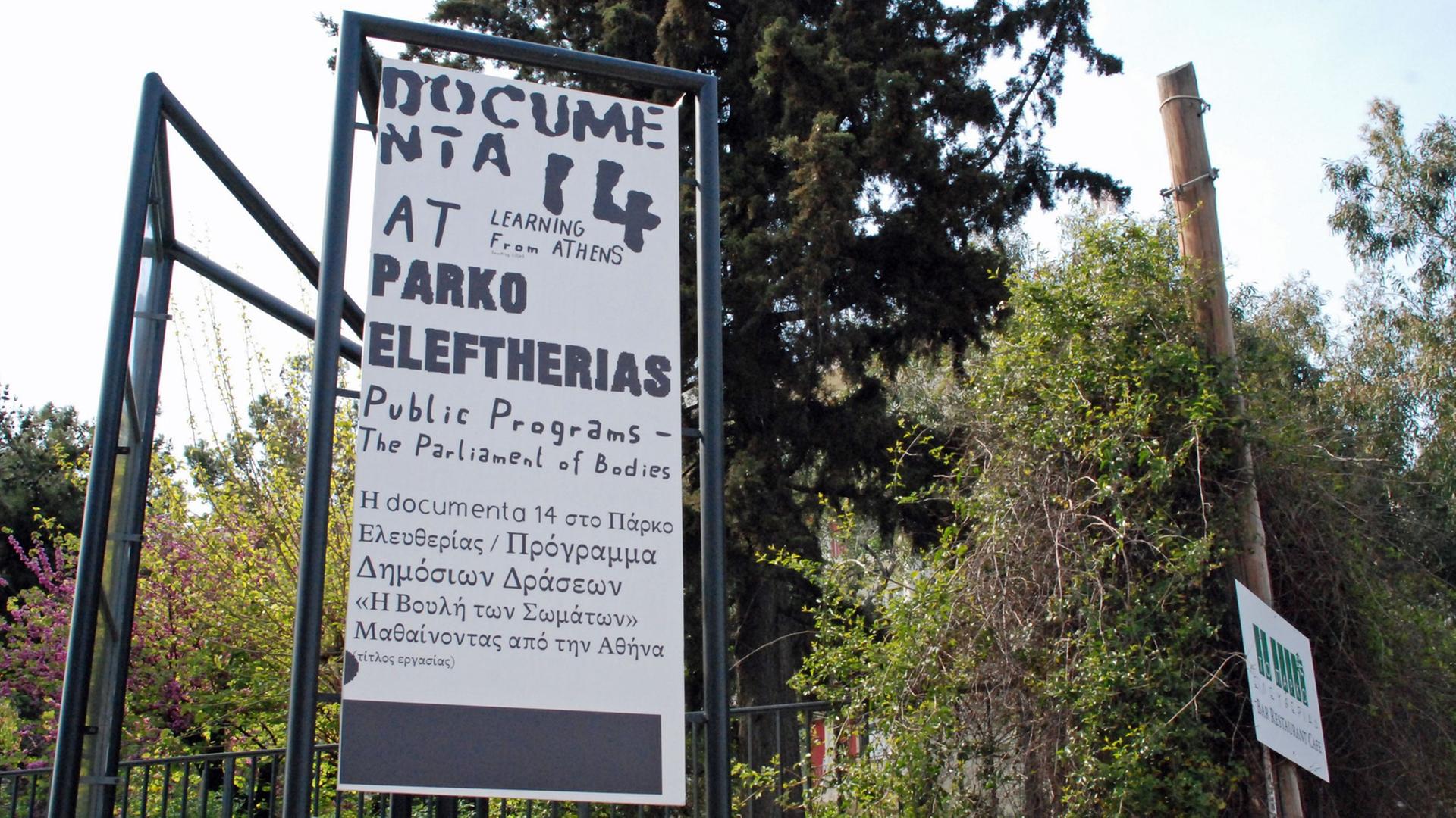 Ein Werbeplakat für die öffentlichen Programme der documenta 14 beim "Parko Eleftherias" (Park der Freiheit) in Athen, aufgenommen am 03.04.2017. Dort befinden sich auch das Städtische Kunstmuseum Athen und das Museum des anti-diktatorischen und demokratischen Widerstands. Die documenta 14 findet vom 08. April bis 16. Juli 2017 zunächst in Athen und vom 10. Juni bis zum 17. September 2017 in Kassel statt. Ein Werbeplakat für die öffentlichen Programme der documenta 14 beim "Parko Eleftherias" (Park der Freiheit) in Athen, aufgenommen am 03.04.2017. Dort befinden sich auch das Städtische Kunstmuseum Athen und das Museum des anti-diktatorischen und demokratischen Widerstands. Die documenta 14 findet vom 08. April bis 16. Juli 2017 zunächst in Athen und vom 10. Juni bis zum 17. September 2017 in Kassel statt.