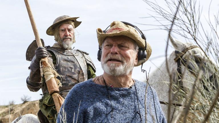 Jonathan Pryce als Don Quijote und Terry Gilliam (davor mit Kopfhörern). Jonathan Pryce als Don Quijote und Terry Gilliam (davor mit Kopfhörern).