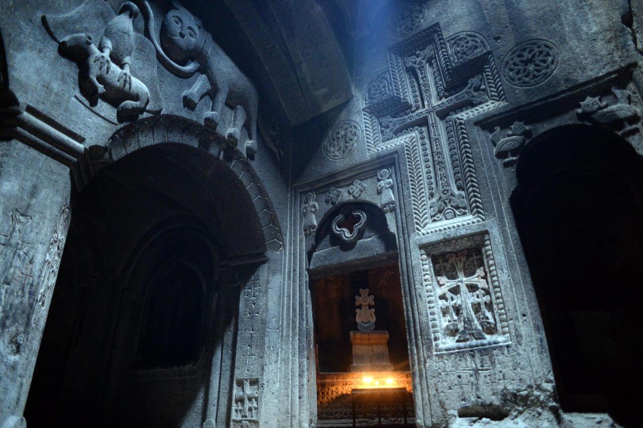 Geghardavank, das Kloster zur Heiligen Lanze in Armenien. Der Name bezieht sich auf eine Reliquie, die der Apostel Thaddäus ins heutige Armenien gebracht haben soll. Geghardavank, das Kloster zur Heiligen Lanze in Armenien. Der Name bezieht sich auf eine Reliquie, die der Apostel Thaddäus ins heutige Armenien gebracht haben soll.
