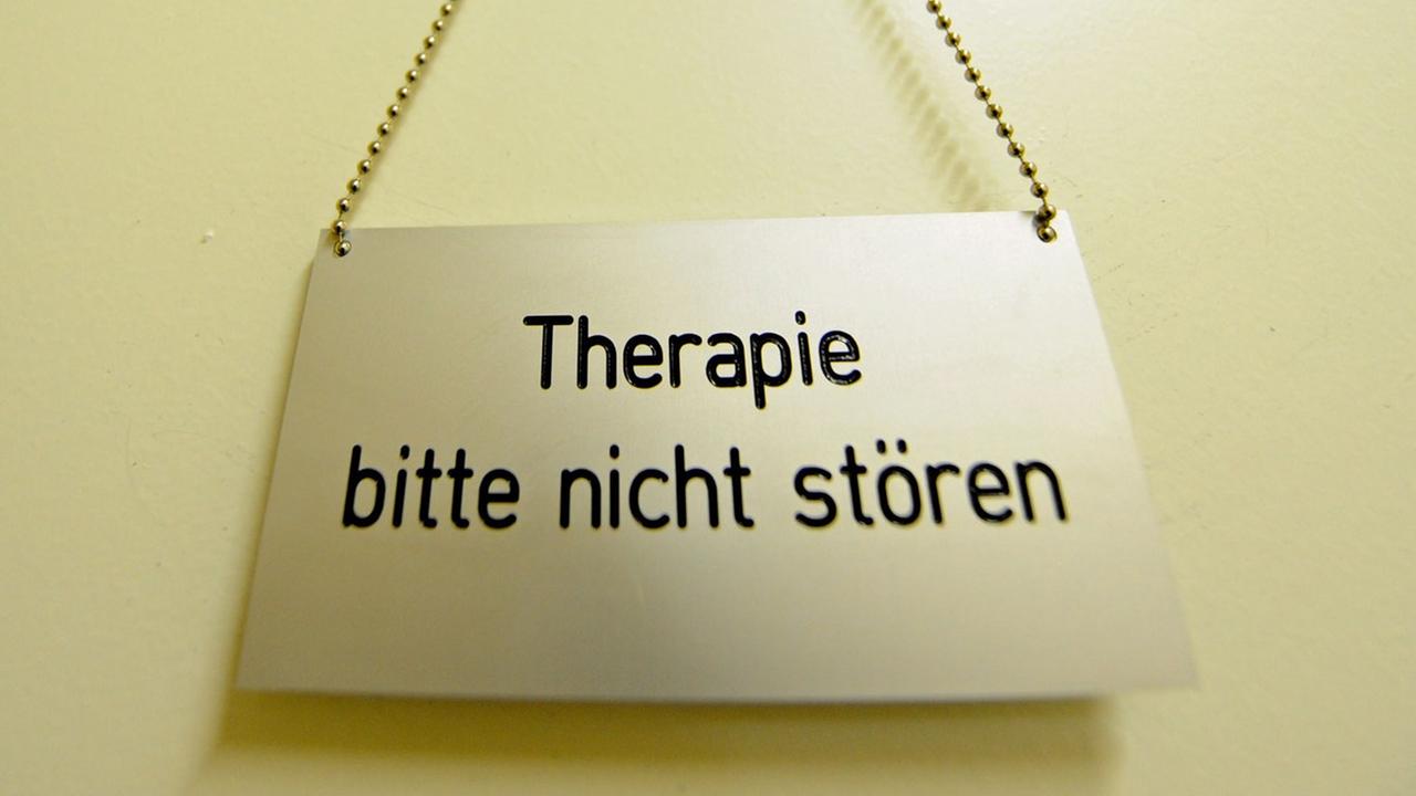 Schild an einem Therapieraum in der Abteilung für Psychotraumatologie im Bundeswehrkrankenhaus in Hamburg. Das Hamburger Bundeswehrkrankenhaus hat sich nach Beginn der Bundeswehr-Auslandseinsätze 1992, auf Trauma-Störungen spezialisiert. Schild an einem Therapieraum in der Abteilung für Psychotraumatologie im Bundeswehrkrankenhaus in Hamburg. Das Hamburger Bundeswehrkrankenhaus hat sich nach Beginn der Bundeswehr-Auslandseinsätze 1992, auf Trauma-Störungen spezialisiert.