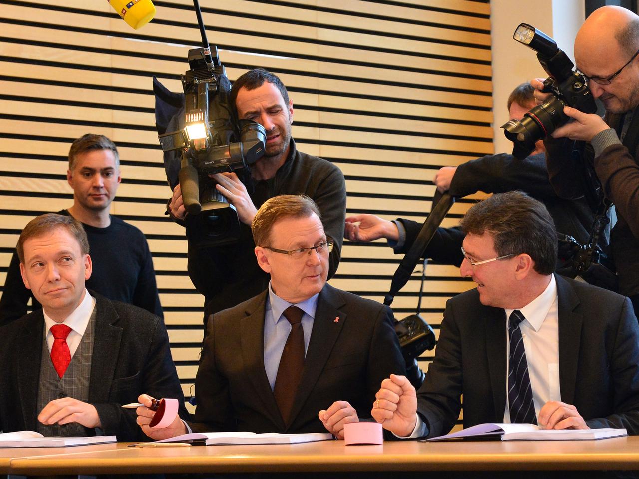 Matthias Hey (l-r, SPD), Bodo Ramelow (Die Linke) und Dieter Lauinger (Bündnis 90/Die Grünen) unterzeichnen am 04.12.2014 in Erfurt (Thüringen) den Koalitionsvertrag. Matthias Hey (l-r, SPD), Bodo Ramelow (Die Linke) und Dieter Lauinger (Bündnis 90/Die Grünen) unterzeichnen am 04.12.2014 in Erfurt (Thüringen) den Koalitionsvertrag.