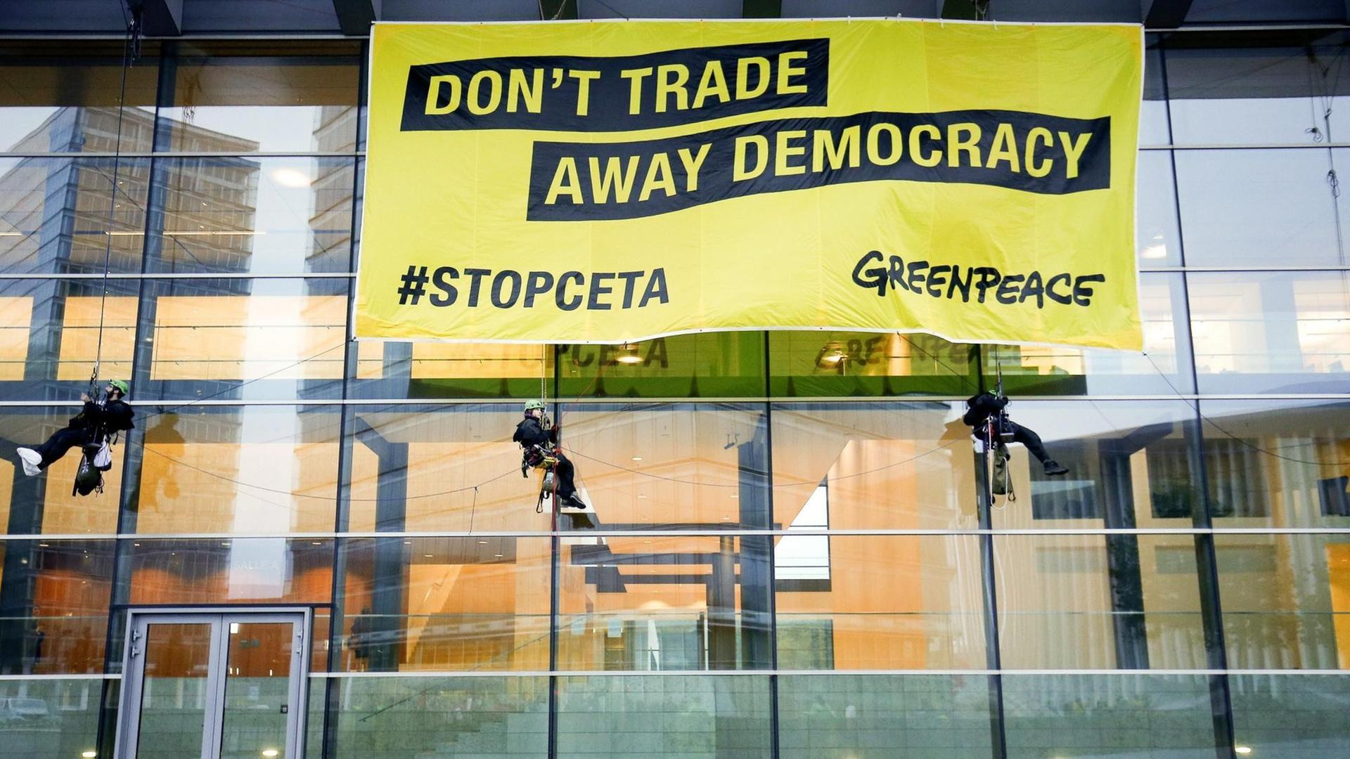 Mitglieder von Greenpeace protestieren am 18. Oktober 2016 in Luxemburg gegen das CETA-Abkommen. Mitglieder von Greenpeace protestieren am 18. Oktober 2016 in Luxemburg gegen das CETA-Abkommen.