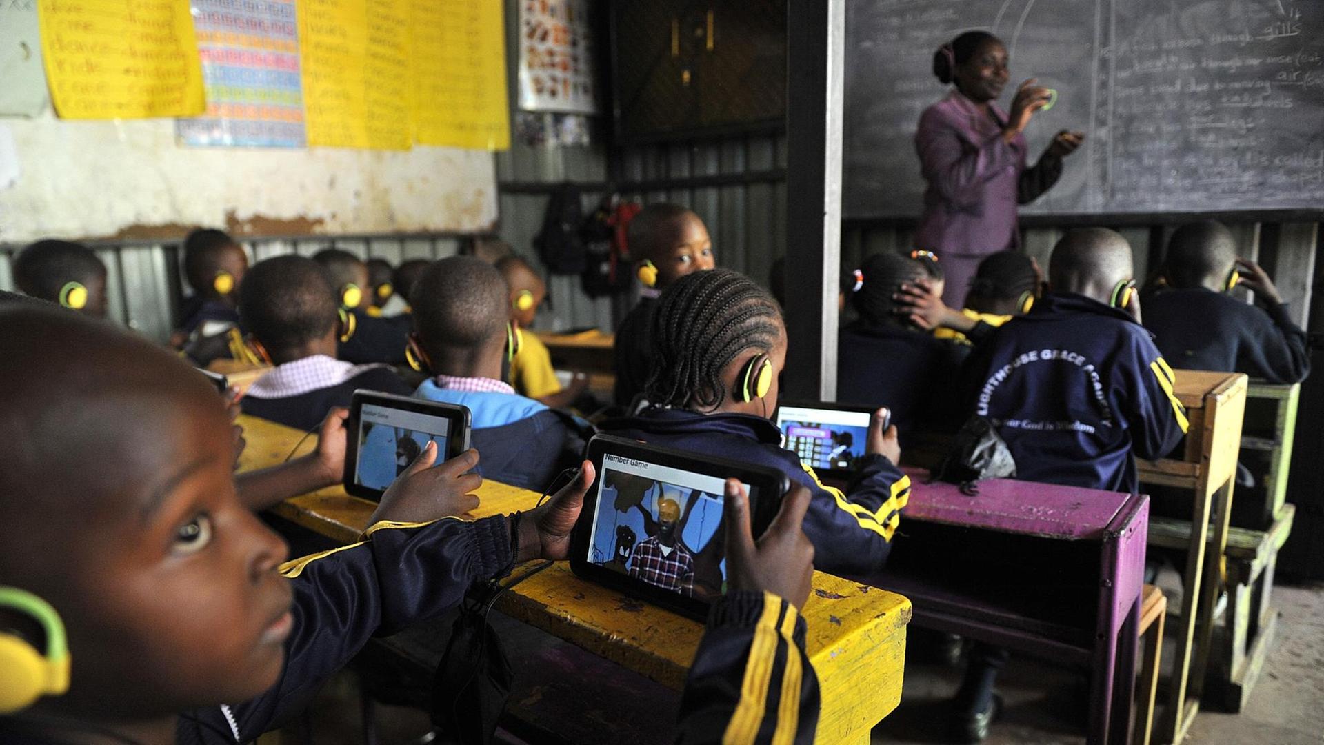 Technologie innovativ nutzen, angepasst an lokale Gegebenheiten - wie bei diesem von den Entwicklern von BRCK eingerichtete digitale Klassenzimmer in Nairobi Technologie innovativ nutzen, angepasst an lokale Gegebenheiten - wie bei diesem von den Entwicklern von BRCK eingerichtete digitale Klassenzimmer in Nairobi