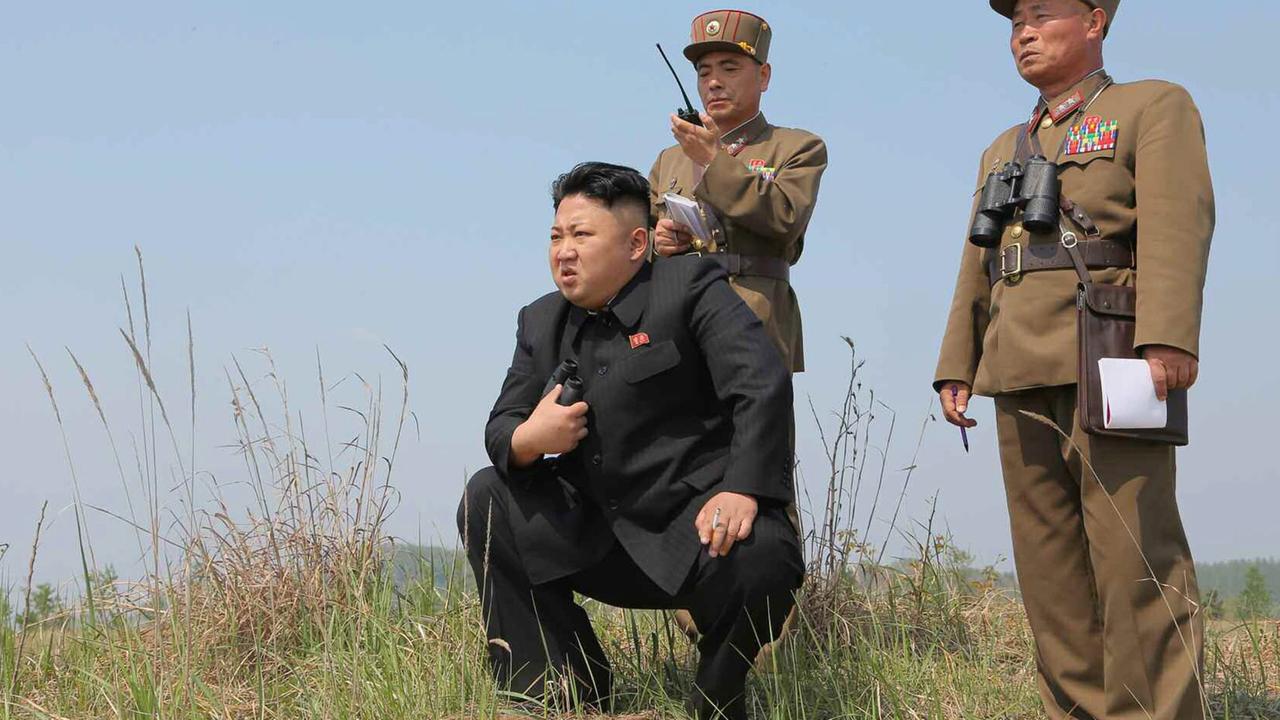 Kim Jong Un kniet bei der Überwachung eine Militärübung.