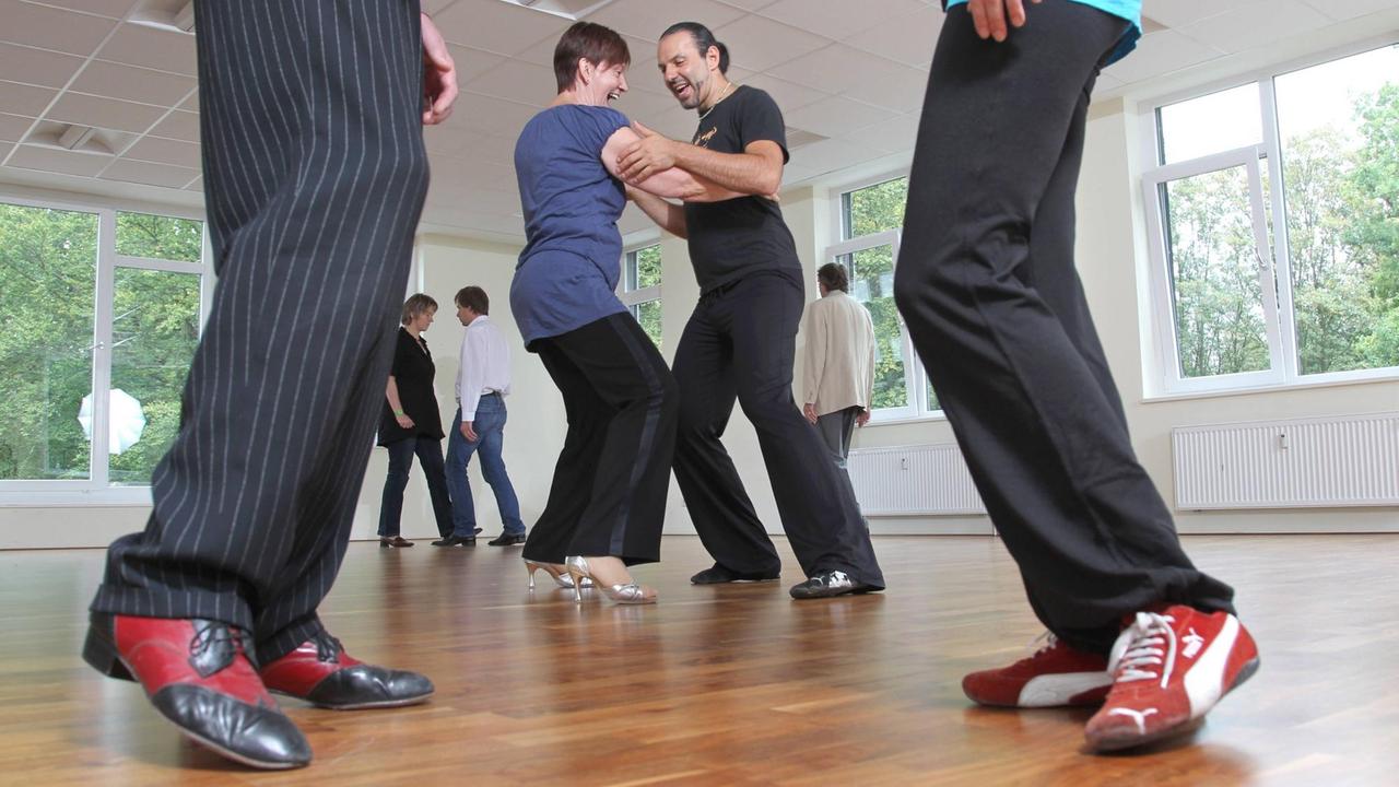 Initiatorin Barbara Schultz und Tanzlehrer Ilias Oikonomou (M) am 18.09.2011 bei einem Tango-Kurs für Parkinson-Patienten im Hamburger Gesundheitszentrum theravitalis der Evangelischen Stiftung Alsterdorf. Die Erfahrungen in Alsterdorf decken sich mit dem aktuellen Stand der Forschung: Obwohl gerade Parkinson-Patienten häufig unter Bewegungsstörungen und Muskelsteifheit leiden, wirke sich Tanz positiv auf die Symptomatik aus. Initiatorin Barbara Schultz und Tanzlehrer Ilias Oikonomou (M) am 18.09.2011 bei einem Tango-Kurs für Parkinson-Patienten im Hamburger Gesundheitszentrum theravitalis der Evangelischen Stiftung Alsterdorf. Die Erfahrungen in Alsterdorf decken sich mit dem aktuellen Stand der Forschung: Obwohl gerade Parkinson-Patienten häufig unter Bewegungsstörungen und Muskelsteifheit leiden, wirke sich Tanz positiv auf die Symptomatik aus.