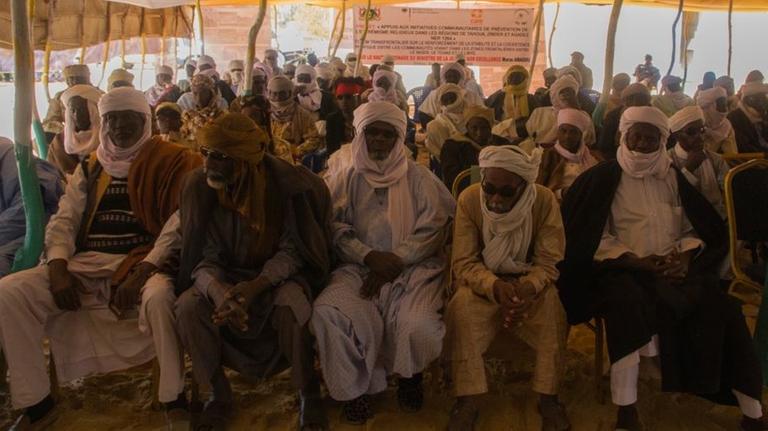 Teilnehmer des Friedensforums in der Oase Dirkou im Norden des Niger versammeln sich in einem Zelt Teilnehmer des Friedensforums in der Oase Dirkou im Norden des Niger versammeln sich in einem Zelt