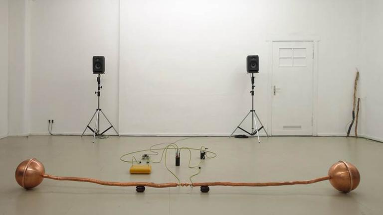 Von Raviv Ganchrow interpretierte Rekonstruktion von Heinrich Hertz' Experiment zur Übertragung elektromagnetischer Wellen; Knallfunken Installationsansicht, Künstlerhaus Bethanien, August 2018 Von Raviv Ganchrow interpretierte Rekonstruktion von Heinrich Hertz' Experiment zur Übertragung elektromagnetischer Wellen; Knallfunken Installationsansicht, Künstlerhaus Bethanien, August 2018