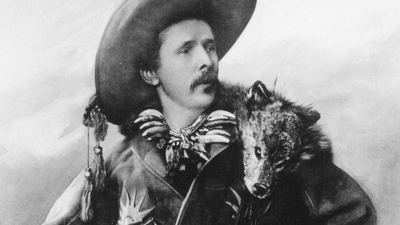 Porträt von Karl May, der in Trapper-Kleidung als Old Shatterhand posiert. Porträt von Karl May, der in Trapper-Kleidung als Old Shatterhand posiert.