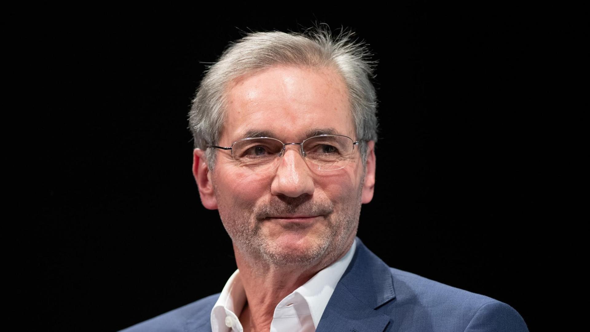 Der SPD-Politiker Matthias Platzeck im Porträt. Der SPD-Politiker Matthias Platzeck im Porträt.