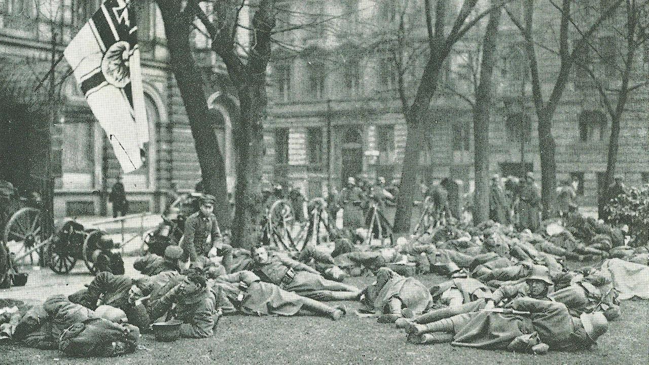 Die Erhardt-Truppe des Freikorps ruht auf dem Kaiserplatz in Berlin im März 1920.