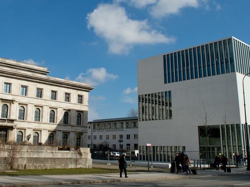 Blick auf den ehemaligen Führerbau und den Neubau des NS-Dokumentationszentrums in München.