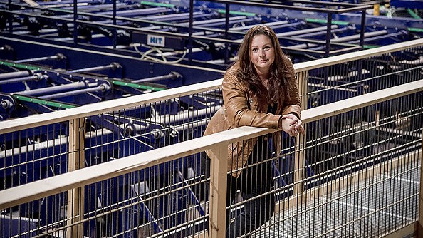 Blanca Mayer, Chefin im Sägewerk. Eine junge Frau mit langen Haaren lehnt an einem Geländer. Blanca Mayer, Chefin im Sägewerk. Eine junge Frau mit langen Haaren lehnt an einem Geländer.