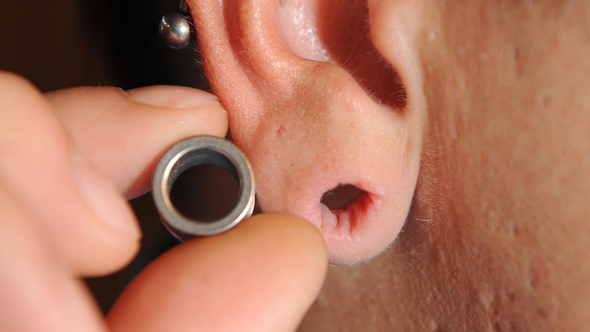 Ein Ohr mit einem "Flesh Tunnel"