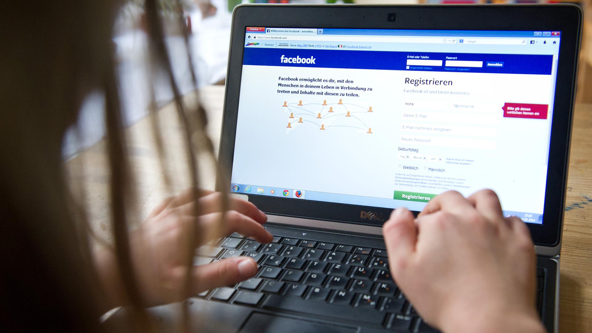 Ein Kind surft an einem Laptop auf der Seite des sozialen Netzwerks "Facebook". Ein Kind surft an einem Laptop auf der Seite des sozialen Netzwerks "Facebook".