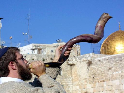 Ein ultra-orthodoxer Jude spielt am 27.12.2000 bei einer Demonstration vor der Klagemauer in Alt-Jerusalem auf einem Schofar, einem traditionellen jüdischen Horn.
