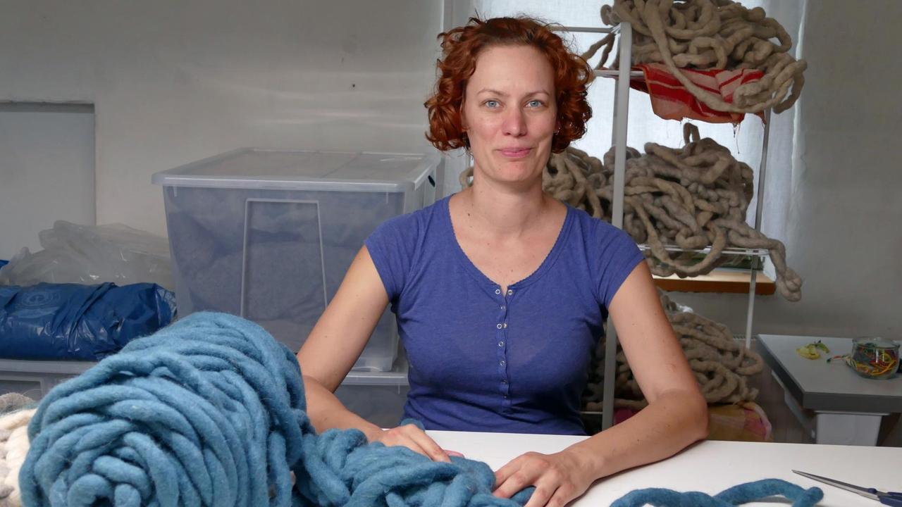 Textildesignerin Michele Mohr knüpft flauschige Teppiche aus gefilzter Wolle Textildesignerin Michele Mohr knüpft flauschige Teppiche aus gefilzter Wolle