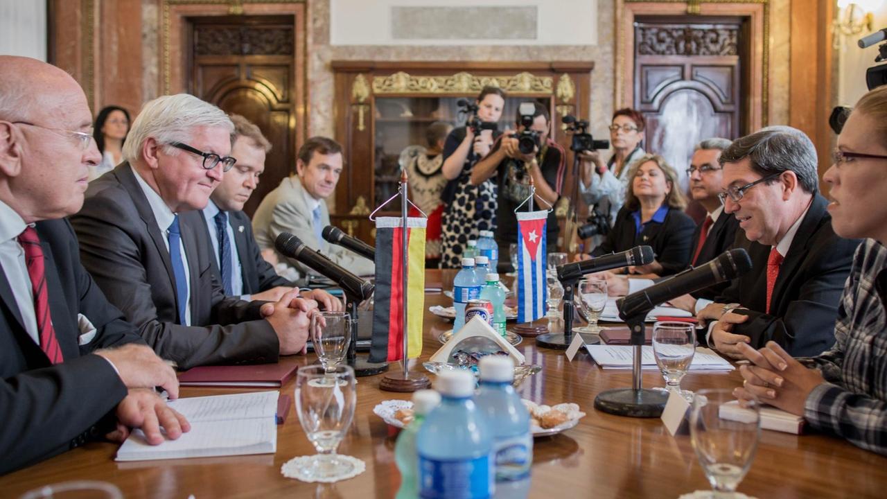 Bundesaußenminister Frank-Walter Steinmeier (l, SPD) wird spricht am 16.07.2015 in Havanna in Kuba mit seinem Amtskollegen Bruno Rodriguez Parrilla. Bundesaußenminister Frank-Walter Steinmeier (l, SPD) wird spricht am 16.07.2015 in Havanna in Kuba mit seinem Amtskollegen Bruno Rodriguez Parrilla.