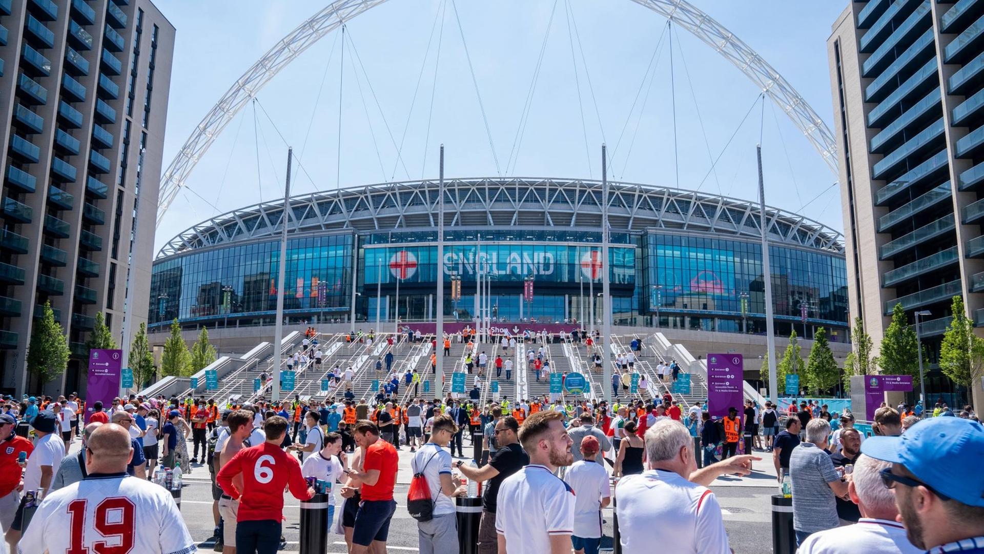 England Fans England fans on Wembley Way before their UEFA EURO, EM, Europameisterschaft,Fussball 2020 Group D match against Croatia at Wembley Stadium, London PUBLICATIONxNOTxINxUKxCHN Copyright: xStuartxGarneysx FIL-15608-0027 England Fans England fans on Wembley Way before their UEFA EURO, EM, Europameisterschaft,Fussball 2020 Group D match against Croatia at Wembley Stadium, London PUBLICATIONxNOTxINxUKxCHN Copyright: xStuartxGarneysx FIL-15608-0027
