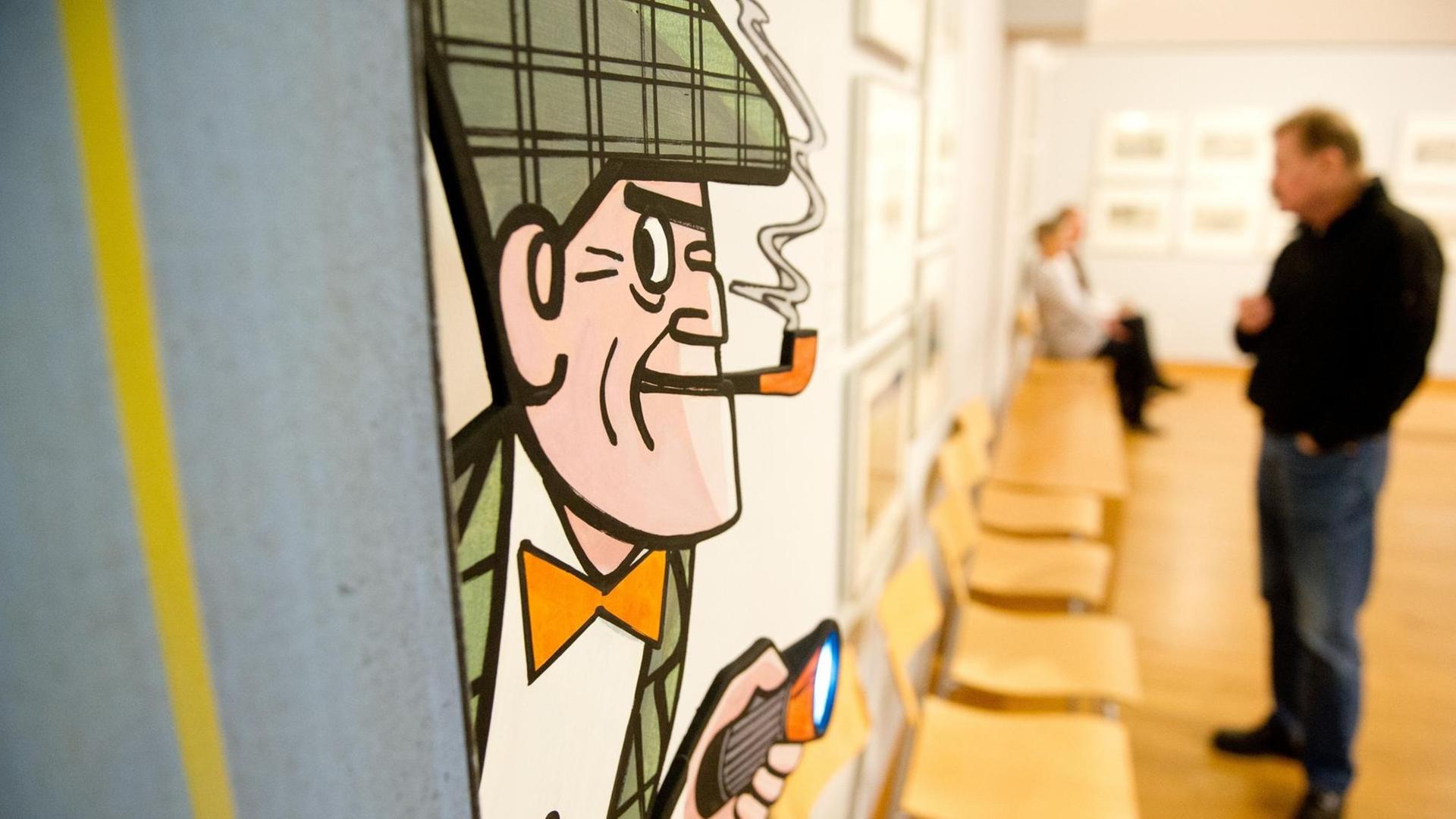 Ein Besucher läuft am 06.02.2013 durch die Ausstellung "Nick Knatterton und andere Abenteuer - Manfred Schmidt zum 100. Geburtstag" im Wilhelm Busch Museum in Hannover Ein Besucher läuft am 06.02.2013 durch die Ausstellung "Nick Knatterton und andere Abenteuer - Manfred Schmidt zum 100. Geburtstag" im Wilhelm Busch Museum in Hannover