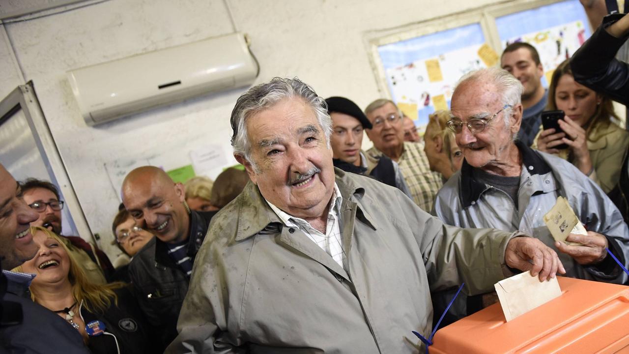 Uruguays Präsident José Mujica gibt am 30. November 2014 seine Stimme in einem Wahllokal in der Hauptstadt Montevideo ab. Gewählt wurde sein Nachfolger, Tabaré Vázquez. Uruguays Präsident José Mujica gibt am 30. November 2014 seine Stimme in einem Wahllokal in der Hauptstadt Montevideo ab. Gewählt wurde sein Nachfolger, Tabaré Vázquez.