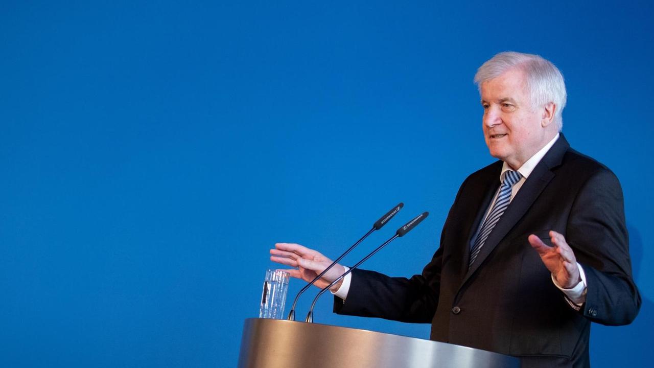 Bundesinnenminister Horst Seehofer (CSU) spricht bei einer Pressekonferenz. Bundesinnenminister Horst Seehofer (CSU) spricht bei einer Pressekonferenz.