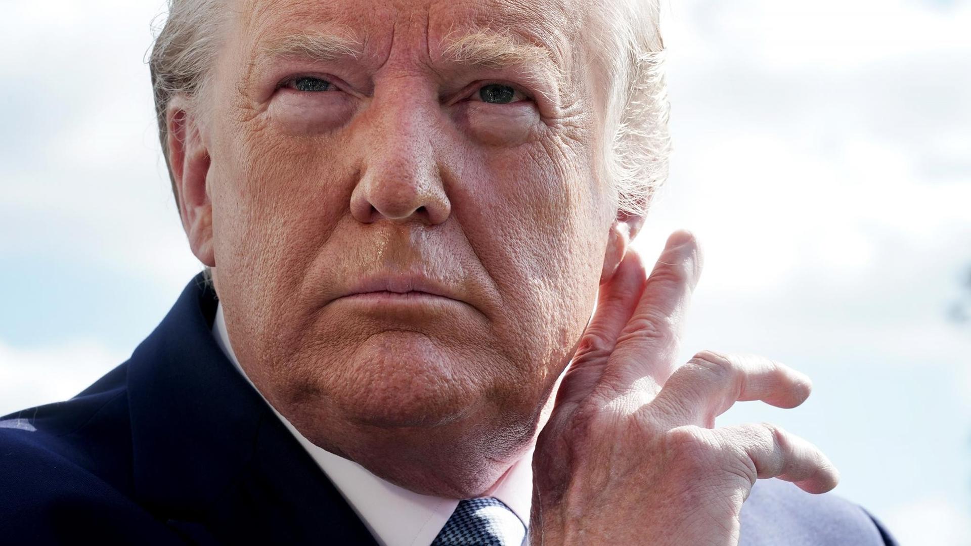 U.S. Präsident Donald Trump spricht am 4. Oktober zu Journalisten vor dem Weißen Haus.