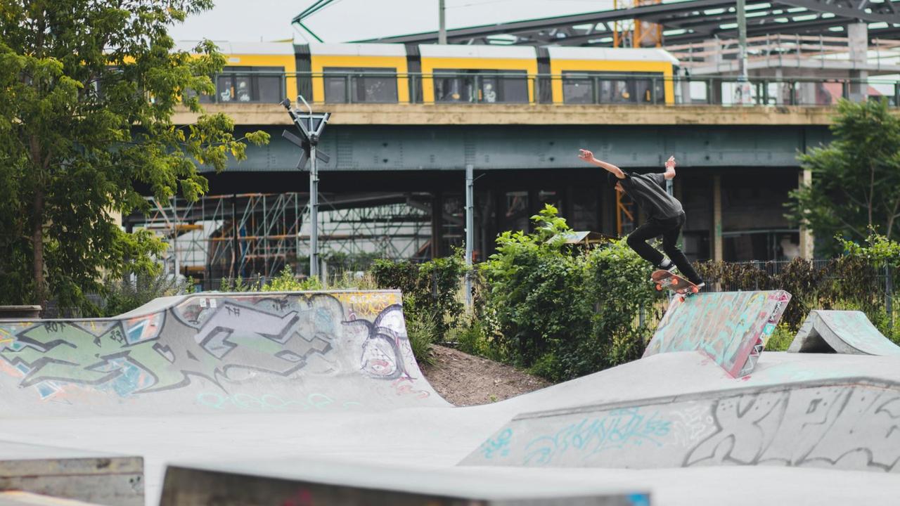 Ein Skatepark in Berlin. Im Hintergrund fährt eine Straßenbahn. Ein Skatepark in Berlin. Im Hintergrund fährt eine Straßenbahn.