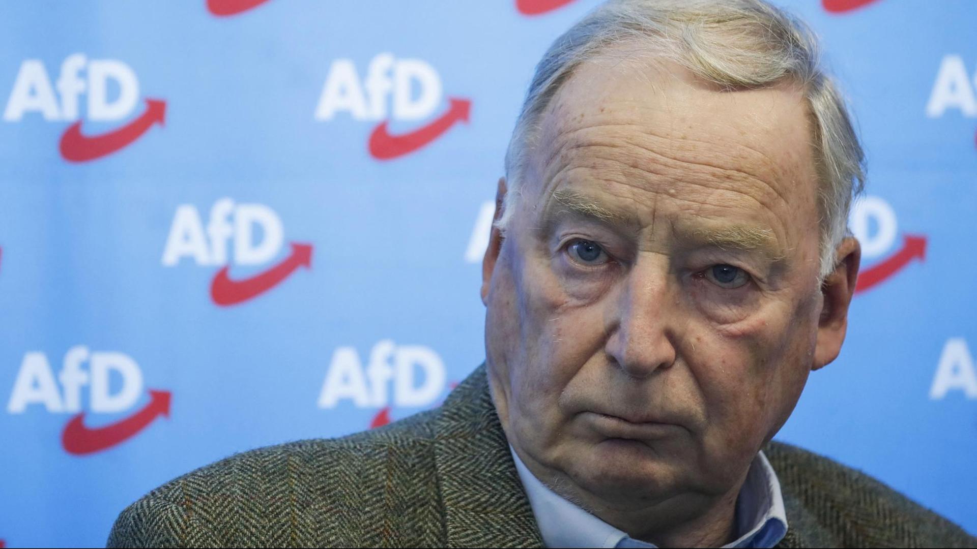 Alexander Gauland sitzt bei einer Pressekonferenz vor einer Wand an der Logos der AfD zu sehen sind. Alexander Gauland sitzt bei einer Pressekonferenz vor einer Wand an der Logos der AfD zu sehen sind.