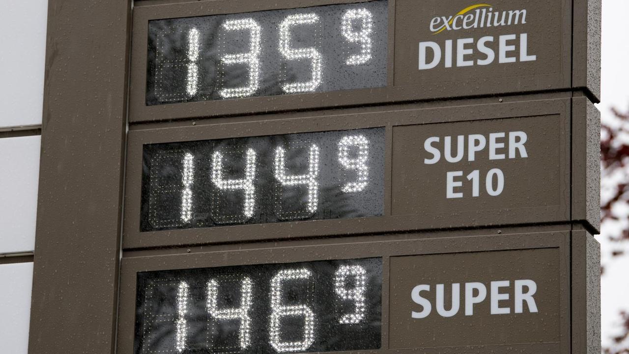 29.04.2019, Sachsen, Augustusburg: Die Preise für Benzin und Diesel stehen auf der Anzeigetafel einer Tankstelle. 29.04.2019, Sachsen, Augustusburg: Die Preise für Benzin und Diesel stehen auf der Anzeigetafel einer Tankstelle.