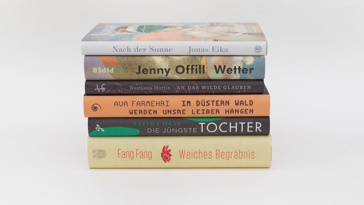 Ein Bücherstapel. Zu sehen sind die Buchrücken der Bücher, die es auf die Shortlist zum Internationalen Literaturpreis 2021 - Haus der Kulturen der Welt geschafft haben. Ein Bücherstapel. Zu sehen sind die Buchrücken der Bücher, die es auf die Shortlist zum Internationalen Literaturpreis 2021 - Haus der Kulturen der Welt geschafft haben.