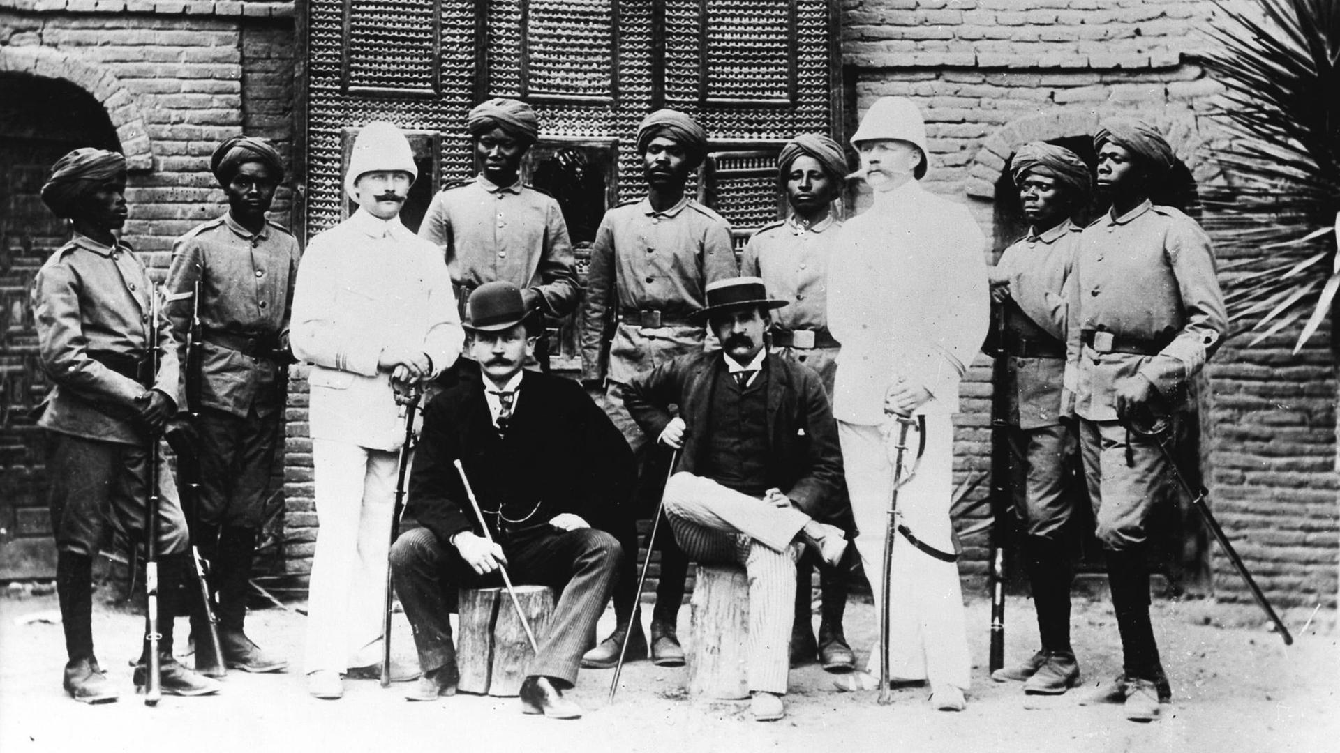 Die Wissmanntruppe 1889 in Ostafrika, links sitzend Hermann Wissmann, deutscher Afrikaforscher und Reichskommissar für Deutsch-Ostafrika. Die Wissmanntruppe 1889 in Ostafrika, links sitzend Hermann Wissmann, deutscher Afrikaforscher und Reichskommissar für Deutsch-Ostafrika.
