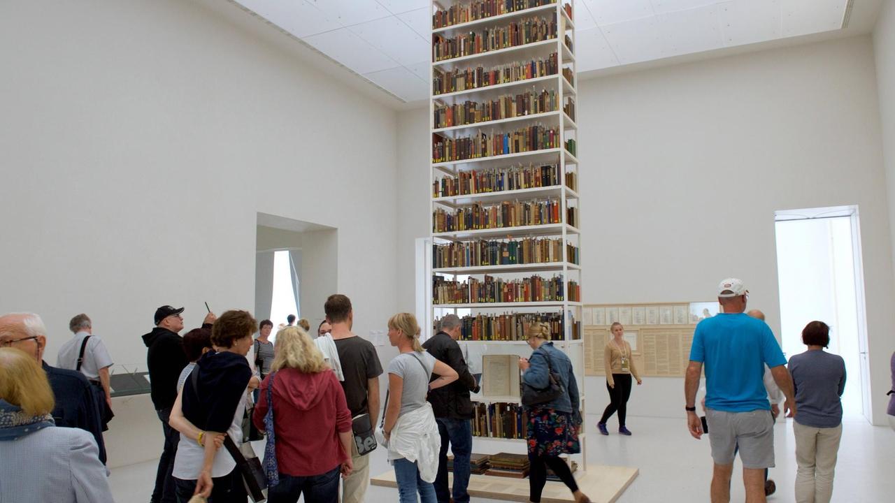Ein Teil des umfangreichen Projekts der Künstlerin Maria Eichhorn: Von der Berliner Stadtbibliothek 1943 unrechtmäßig aus jüdischem Eigentum erworbene Bücher sind in einem riesigen Bücherregal - einem Bücherturm - bei der documenta 14 im Jahre 2017 ausgestellt. 