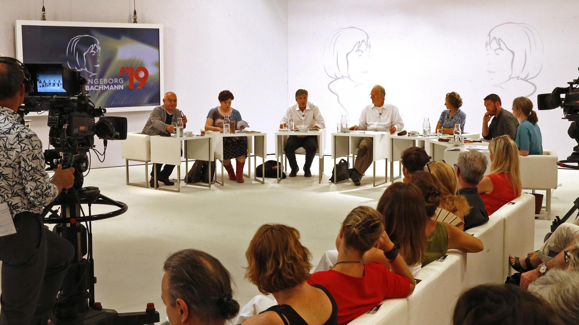 Die Lesearena mit der Jury am Donnerstag, 27. Juni 2019, während des 1. Tags des Wettlesens um den Ingeborg Bachmann-Preis in Klagenfurt. Die Lesearena mit der Jury am Donnerstag, 27. Juni 2019, während des 1. Tags des Wettlesens um den Ingeborg Bachmann-Preis in Klagenfurt.
