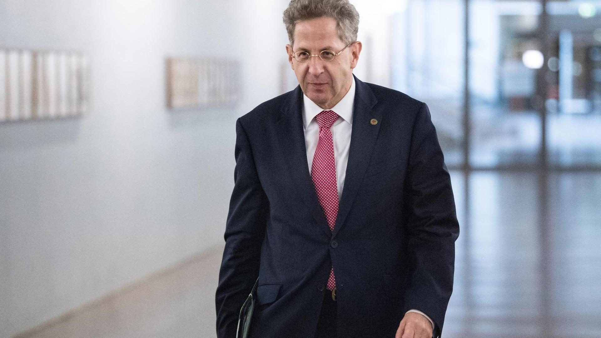 Hans-Georg Maaßen geht und lächelt leicht. Hans-Georg Maaßen geht und lächelt leicht.