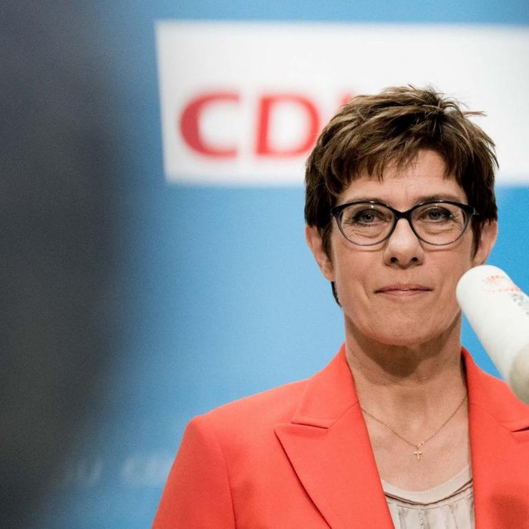 Annegret Kramp-Karrenbauer (CDU), Bundesvorsitzende, steht in einem roten Blazer vor Journalisten an einem Rednerpult.