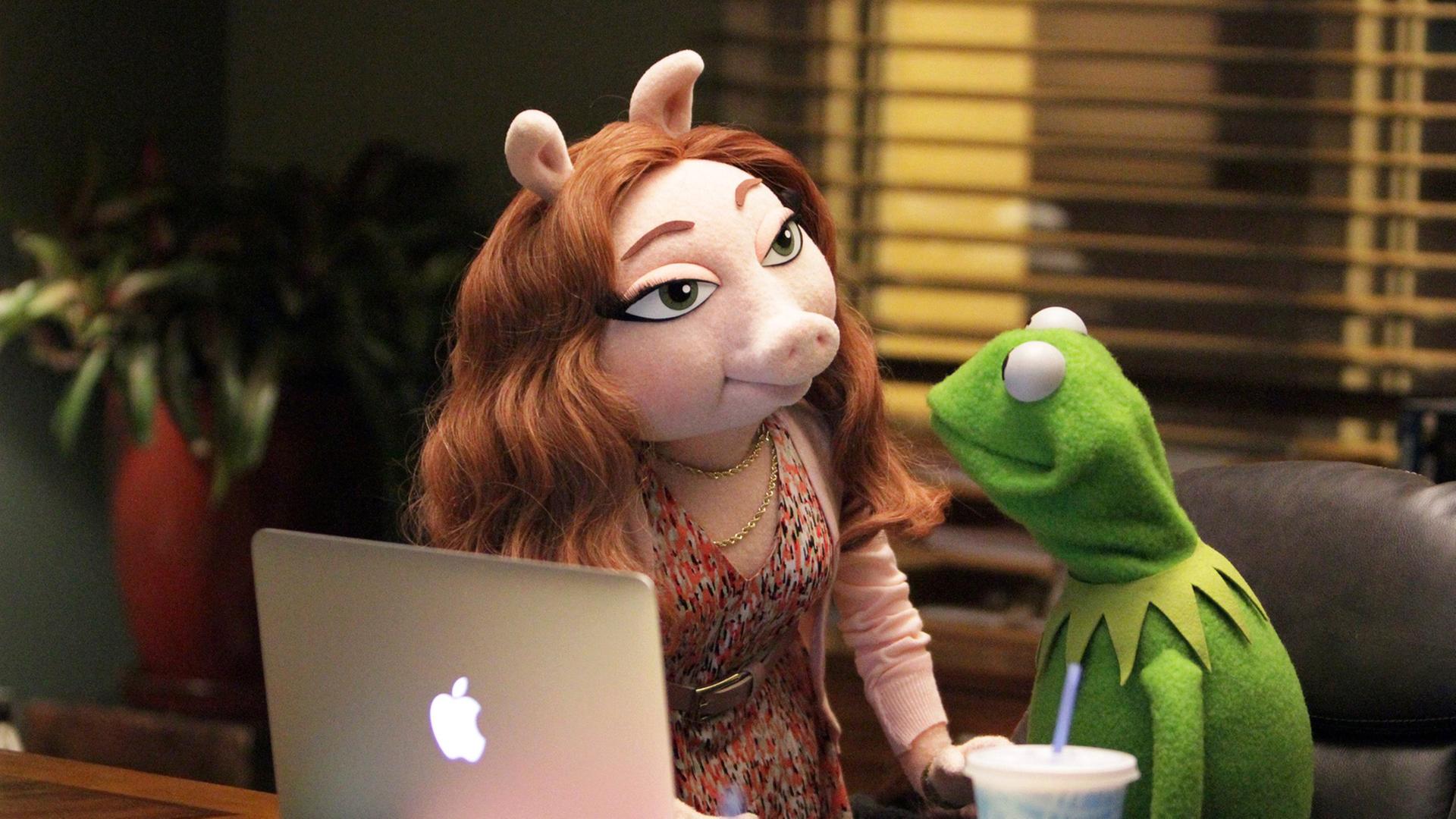 Kermits Neue? Der berühmte Frosch mit der Schweinedame aus der Marketingabteilung, Denise. Kermits Neue? Der berühmte Frosch mit der Schweinedame aus der Marketingabteilung, Denise.