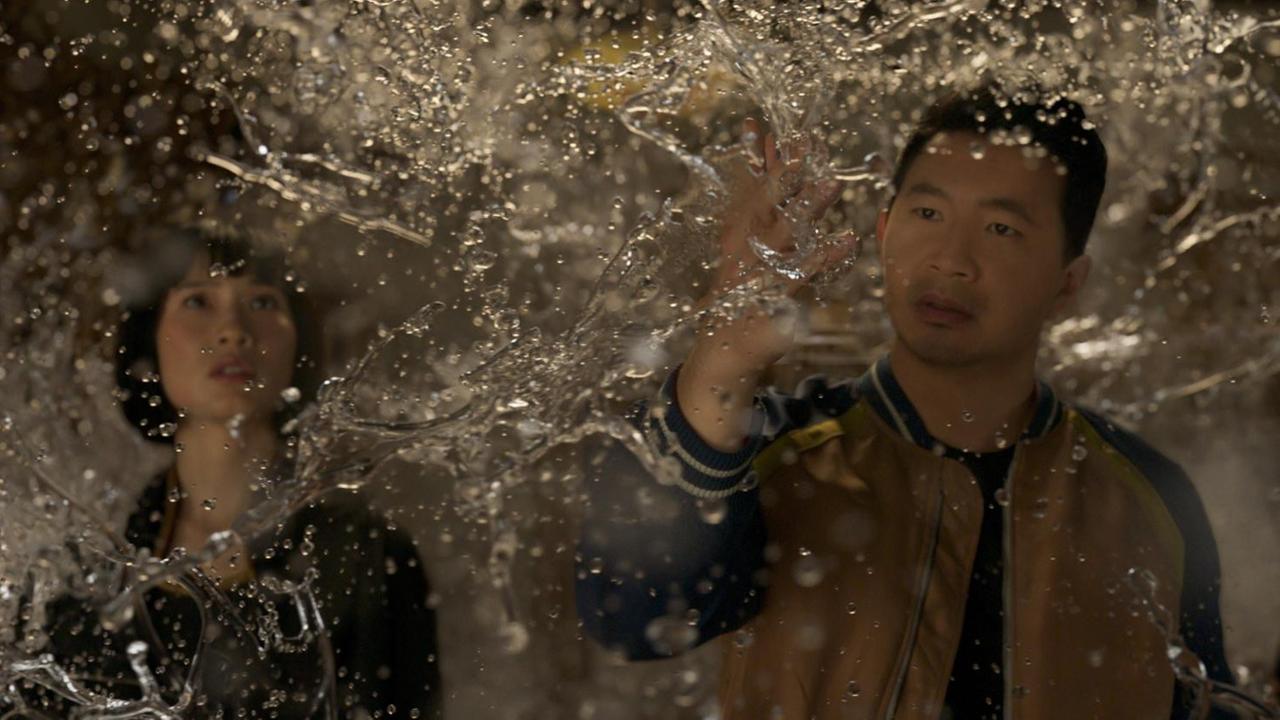 Filmszene aus Shang-Chi and the Legend of the ten Rings. (L-R): Xialing (Meng'er Zhang), Shang-Chi (Simu Liu) und Katy (Awkwafina). Filmszene aus Shang-Chi and the Legend of the ten Rings. (L-R): Xialing (Meng'er Zhang), Shang-Chi (Simu Liu) und Katy (Awkwafina).